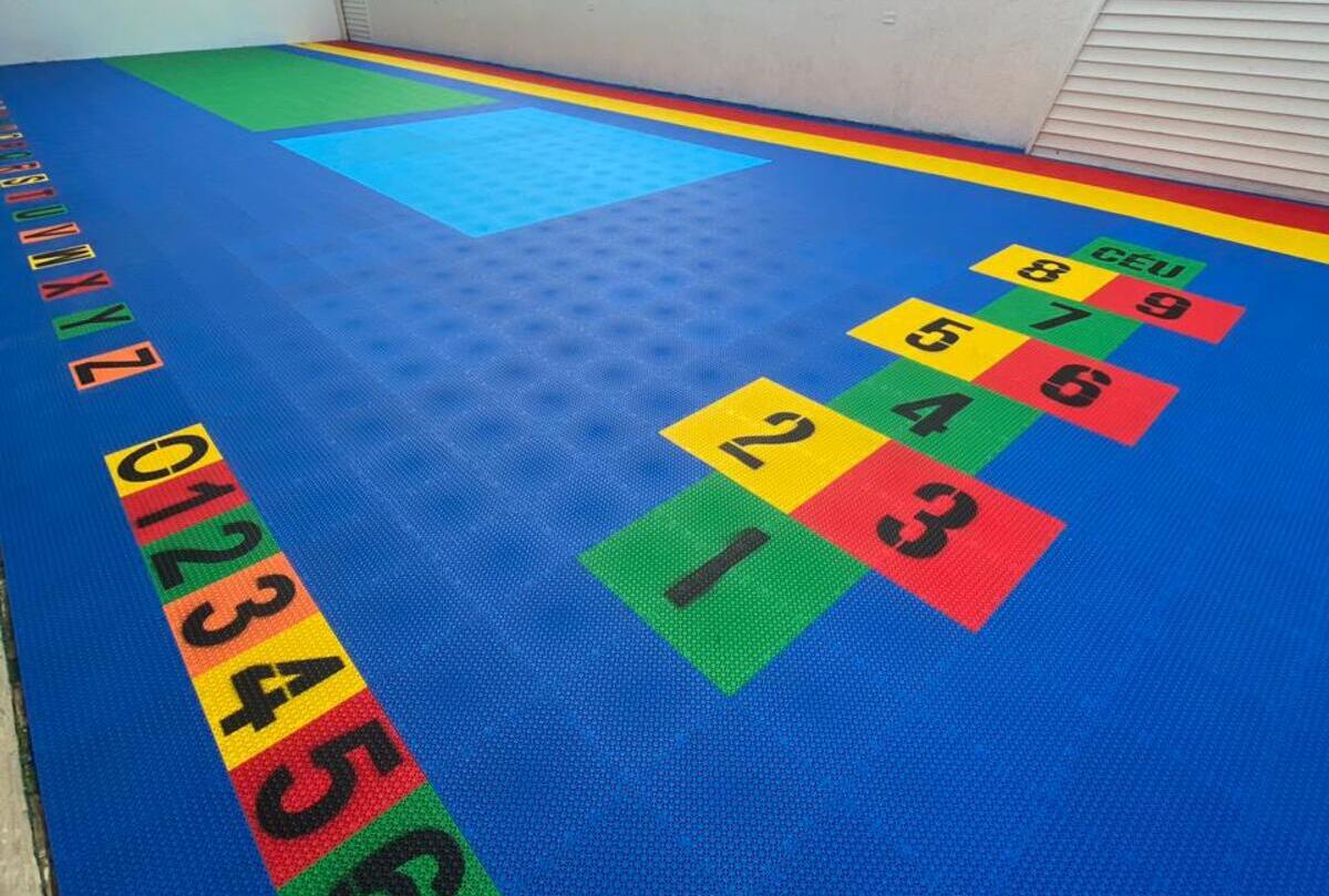 O piso modular é perfeito para ser implementado em playgrounds no ambiente escolar